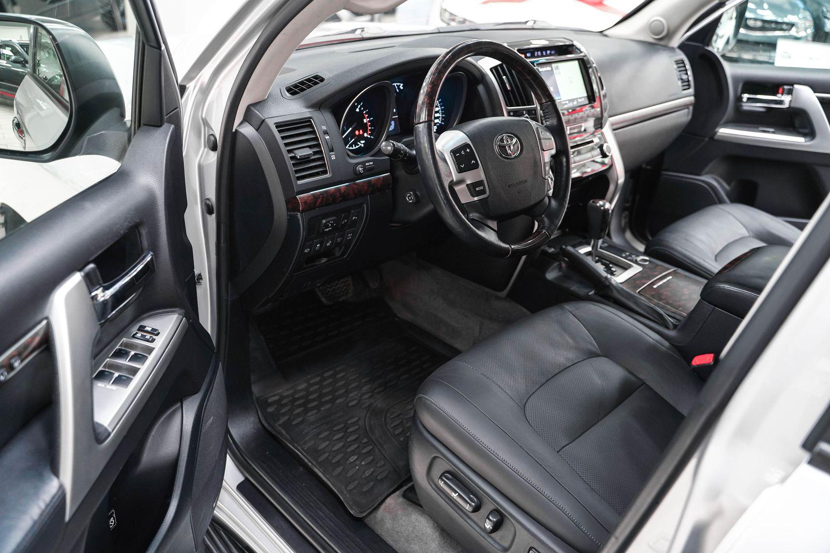 Toyota Land Cruiser 2013, серебряный, ДЦ Орехово