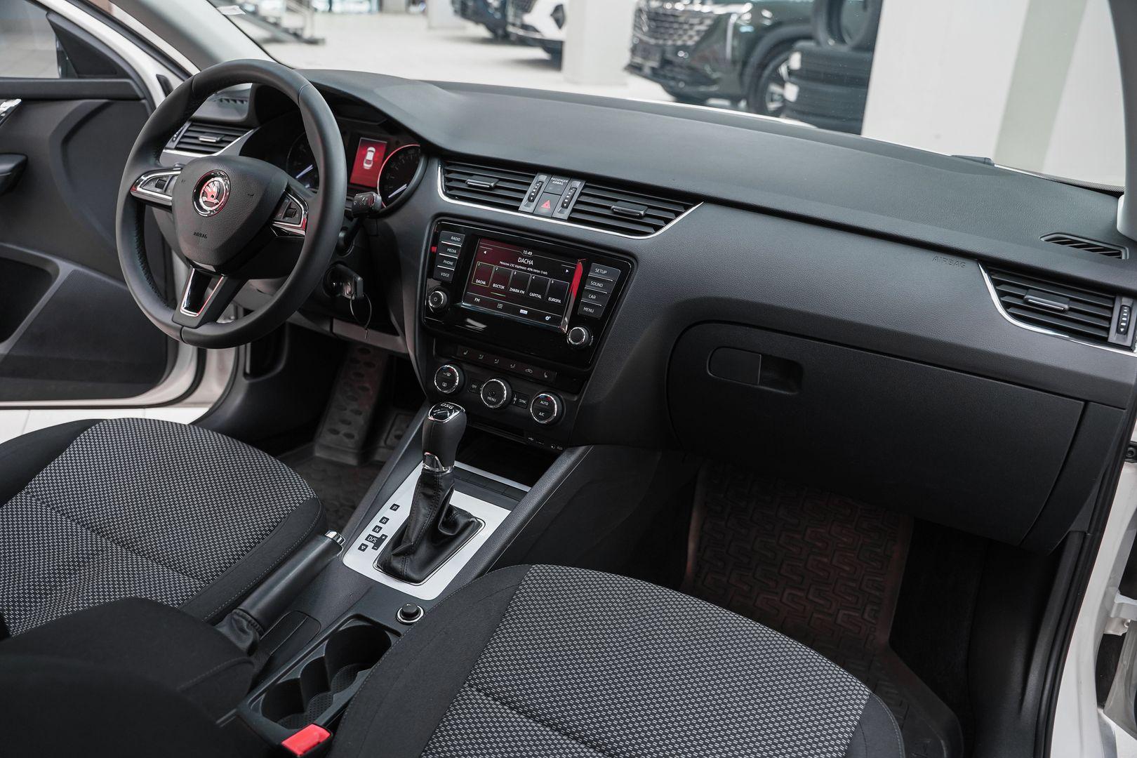 Skoda Octavia 2015, белый, ДЦ Орехово