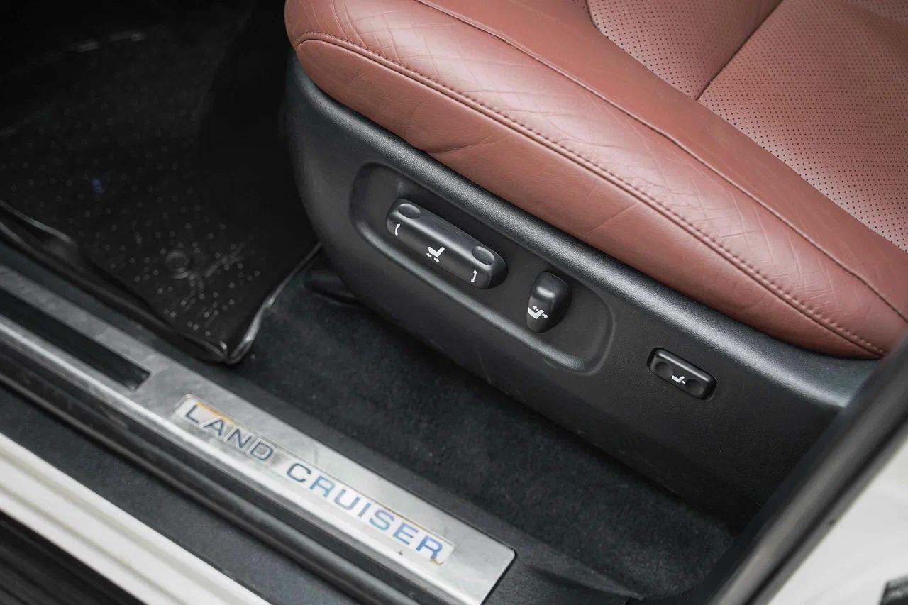 Toyota Land Cruiser 2015, белый, ДЦ Орехово