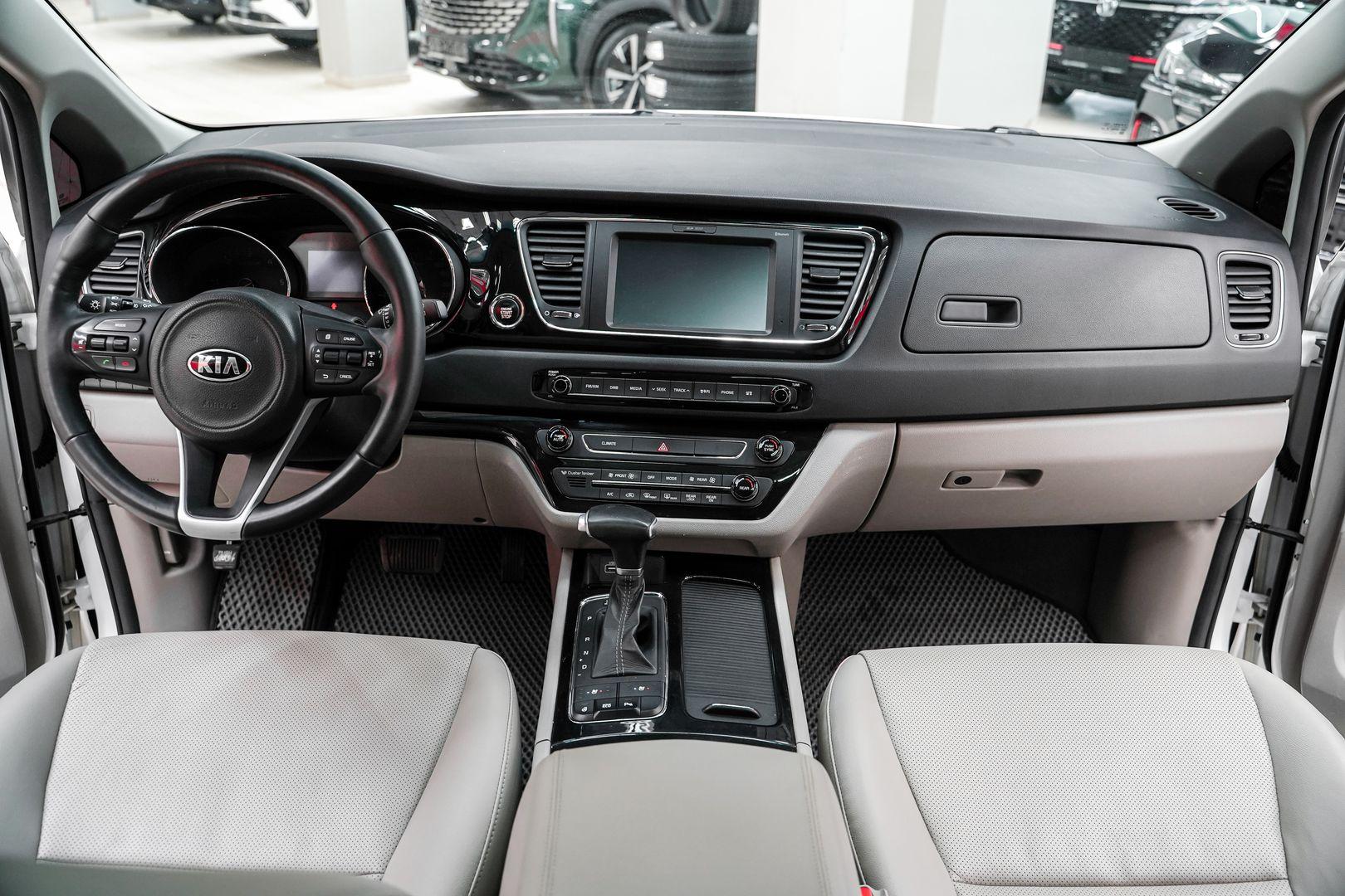 Kia Carnival 2017, белый, ДЦ Орехово