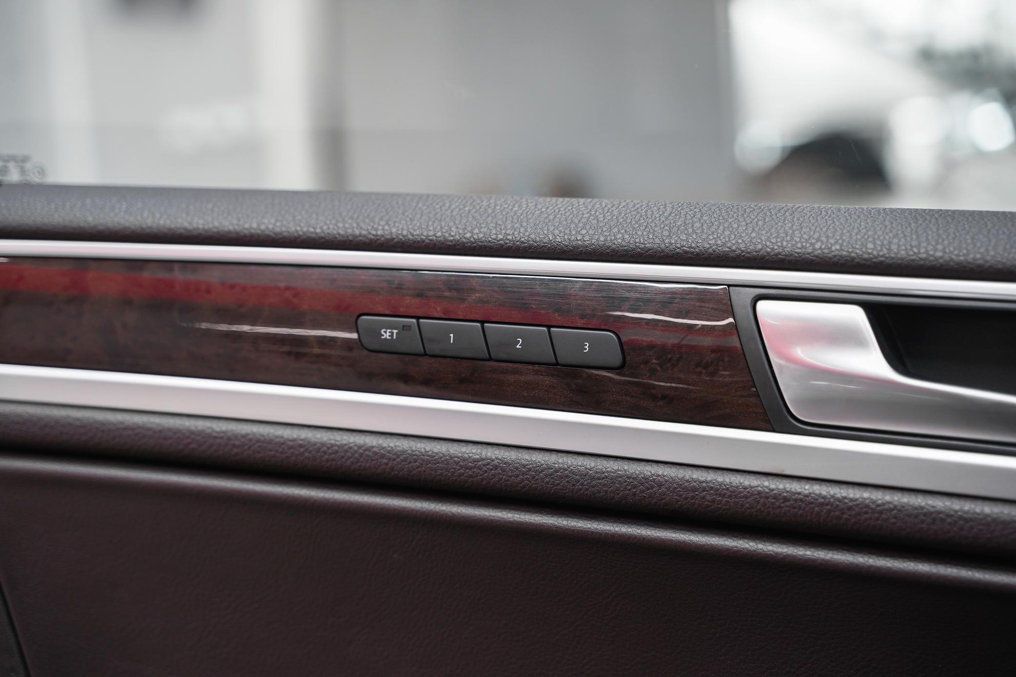 Volkswagen Touareg 2012, черный, ДЦ Орехово