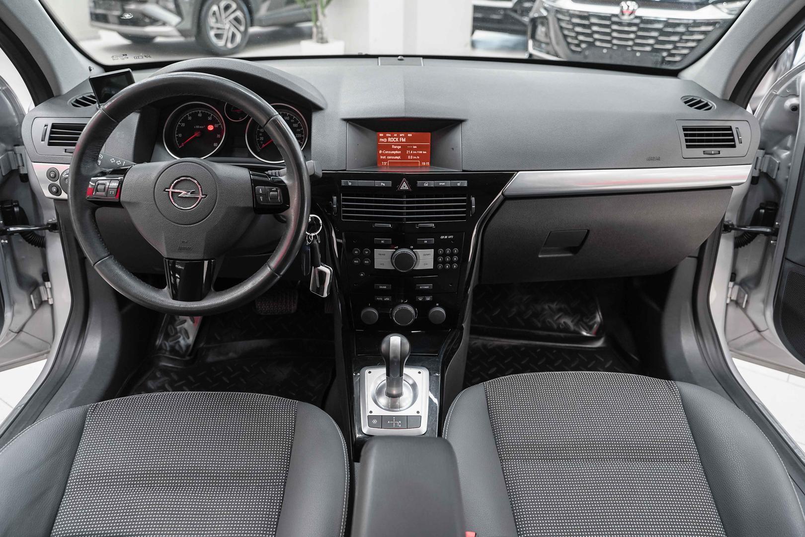 Opel Astra 2011, серебряный, ДЦ Орехово