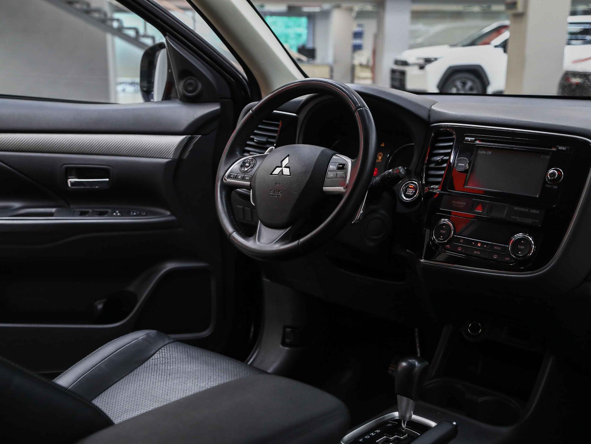 Mitsubishi Outlander 2013, черный, ДЦ Орехово
