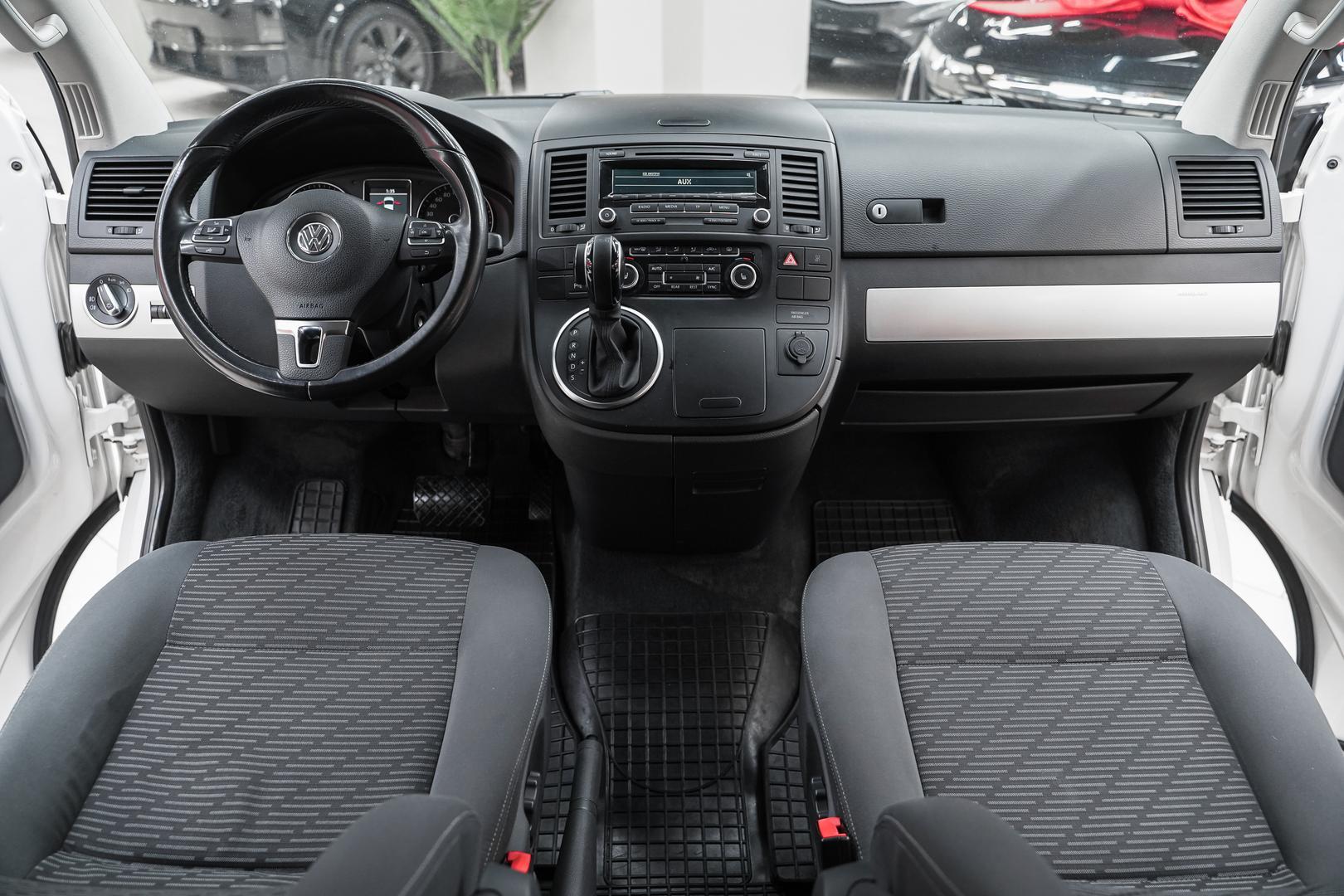 Volkswagen Multivan 2014, белый, ДЦ Орехово