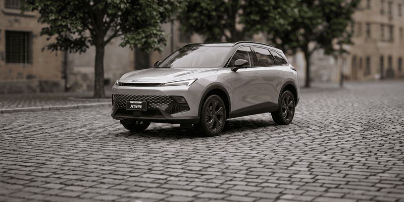 BAIC X55 на городской улице, вид спереди
