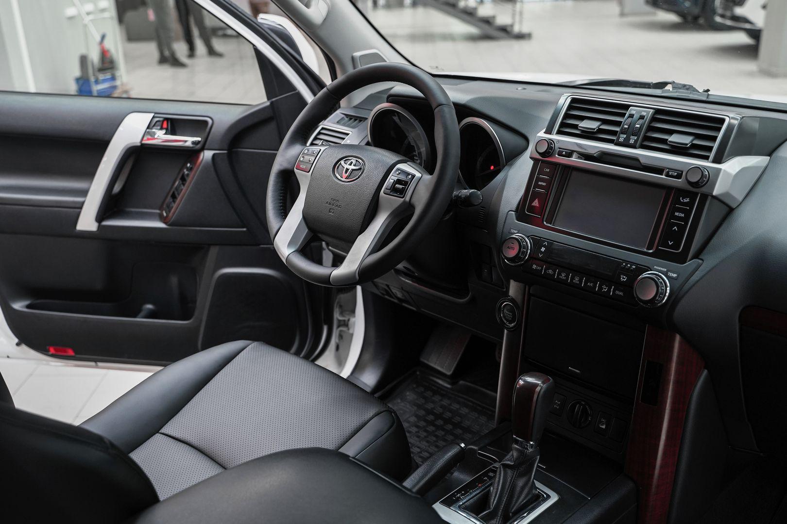 Toyota Land Cruiser Prado 2014, белый, ДЦ Орехово