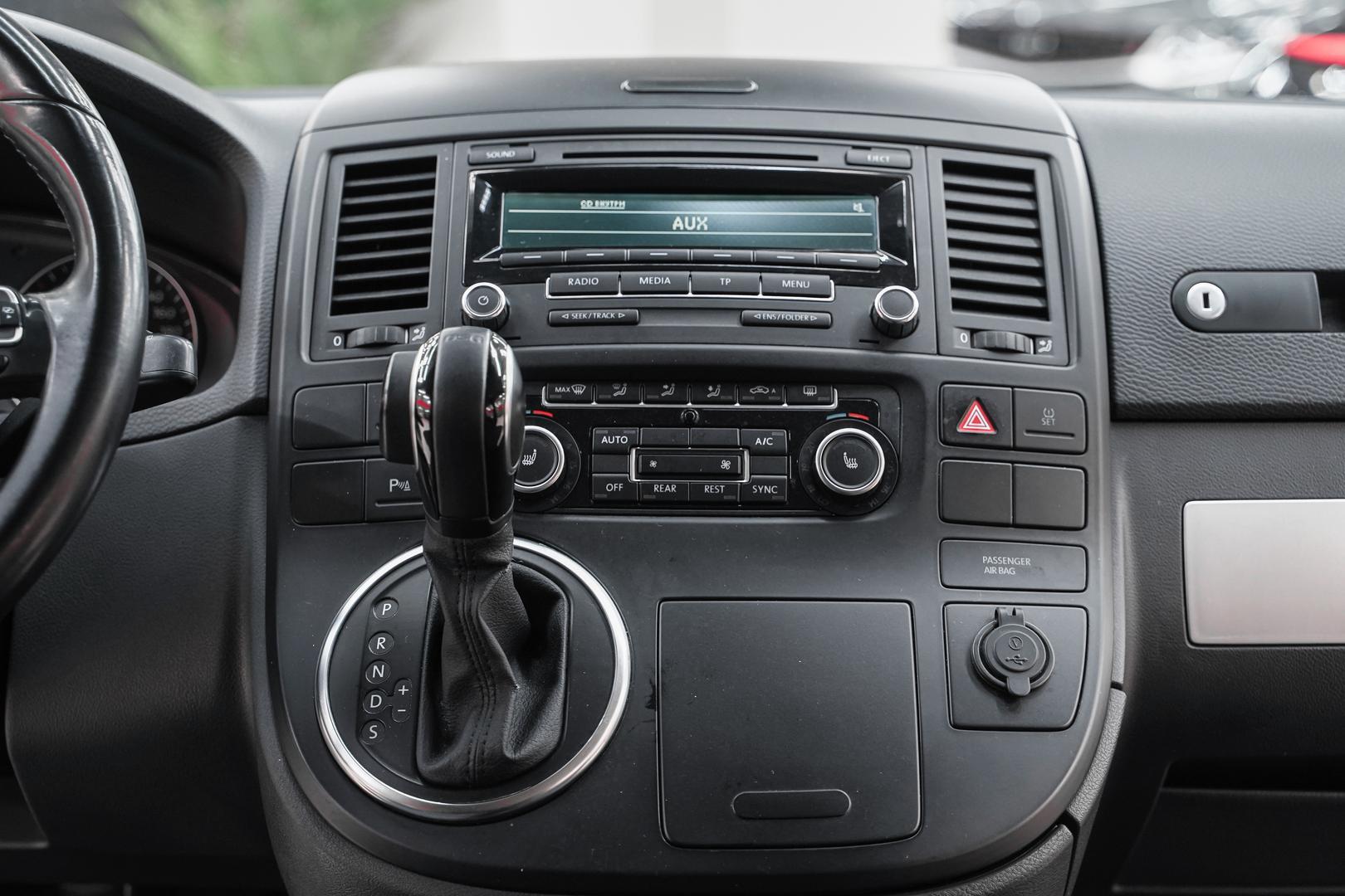 Volkswagen Multivan 2014, белый, ДЦ Орехово