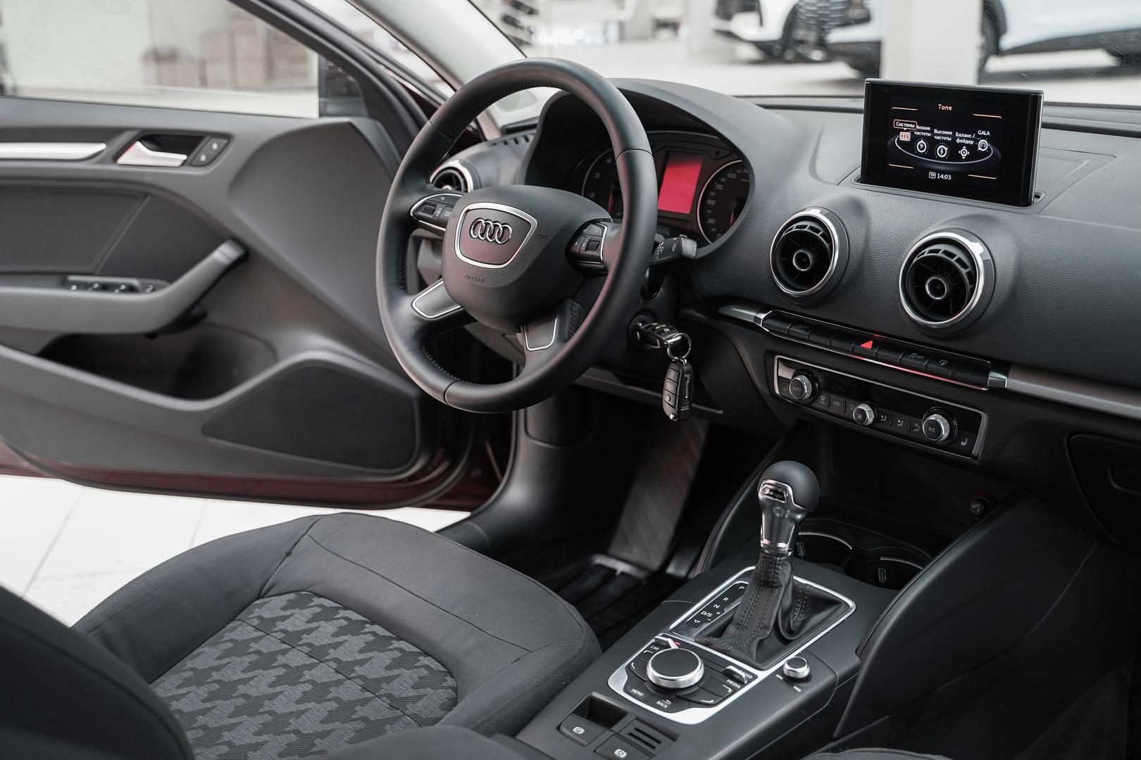 Audi A3 2013, красный, ДЦ Орехово