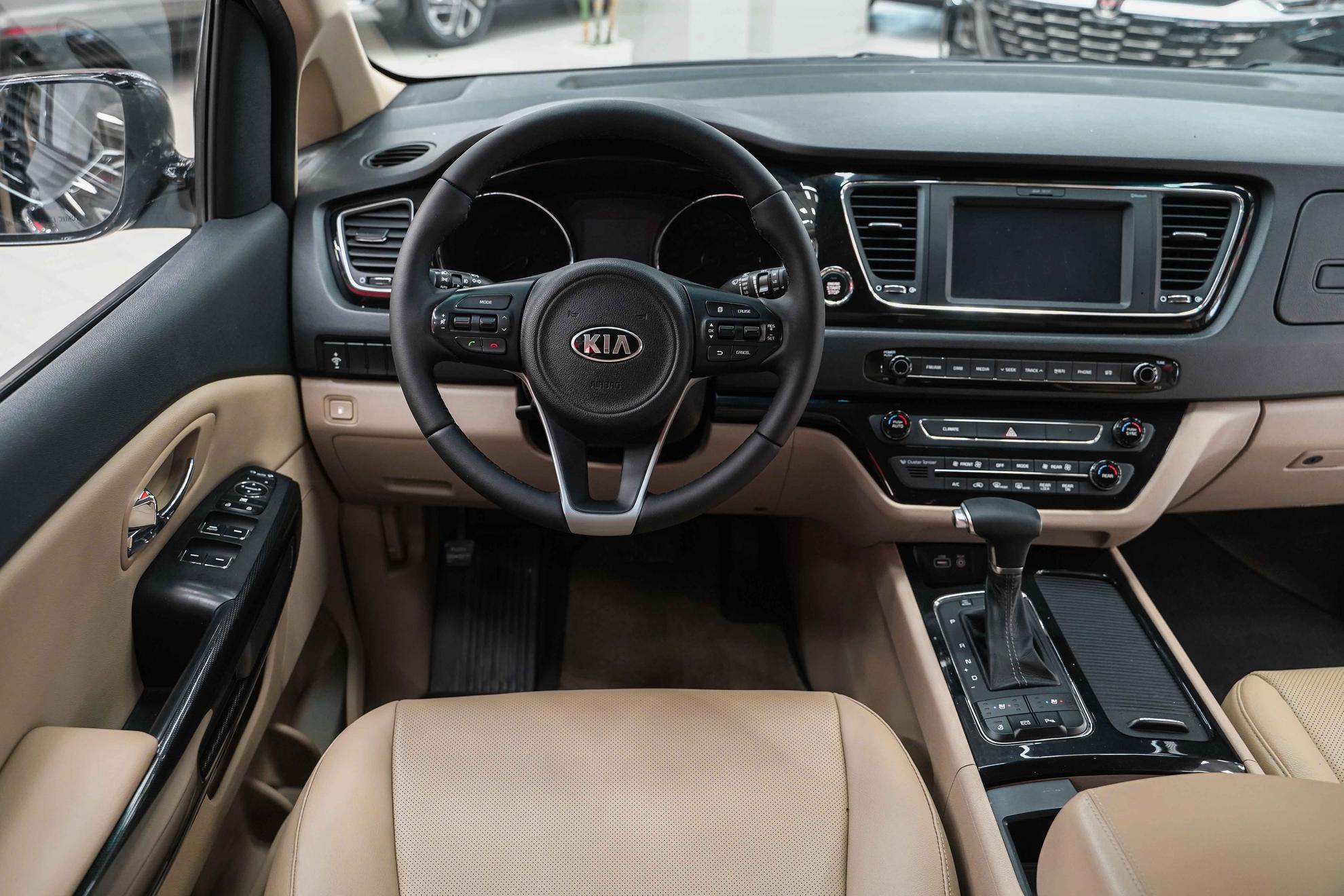 Kia Carnival 2016, черный, ДЦ Орехово