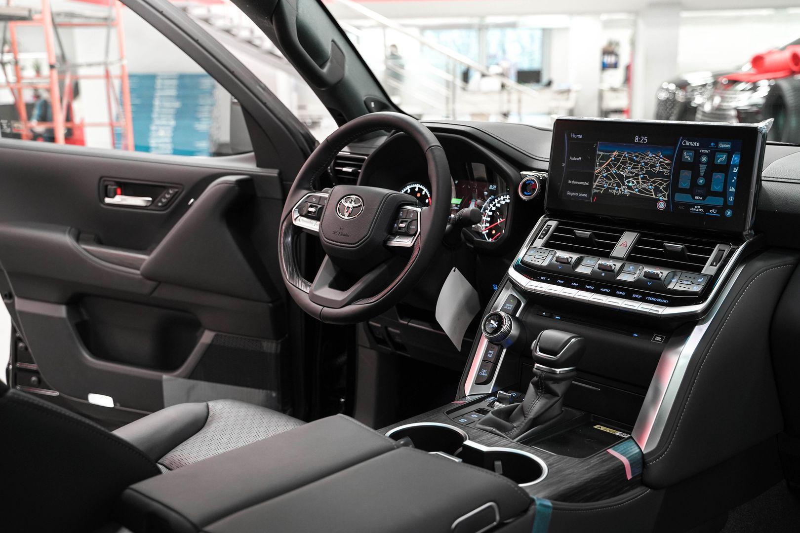 Toyota Land Cruiser 2024, черный, ДЦ Орехово