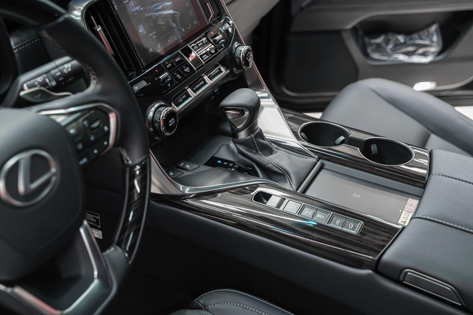 Lexus LX 2024, черный, ДЦ Орехово