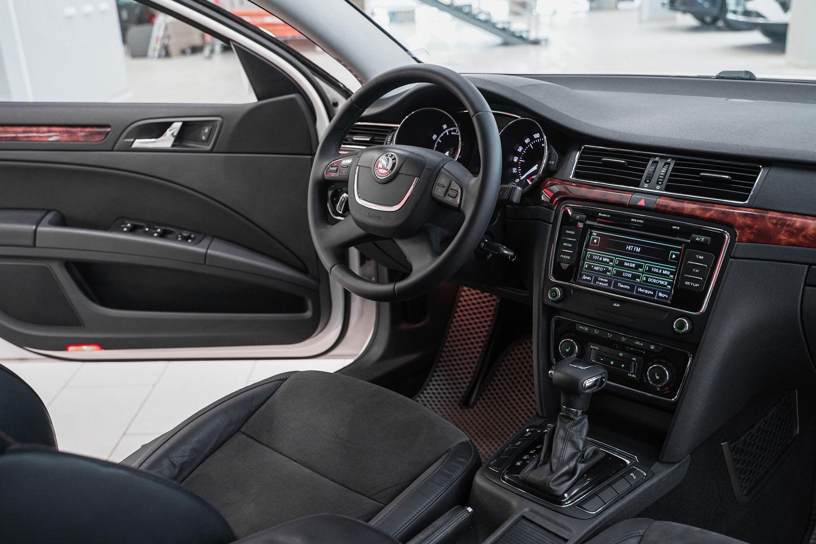 Skoda Superb 2011, белый, ДЦ Орехово