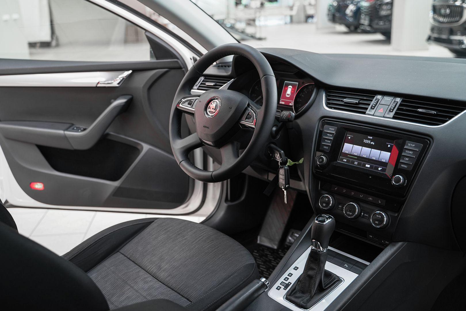 Skoda Octavia 2015, белый, ДЦ Орехово