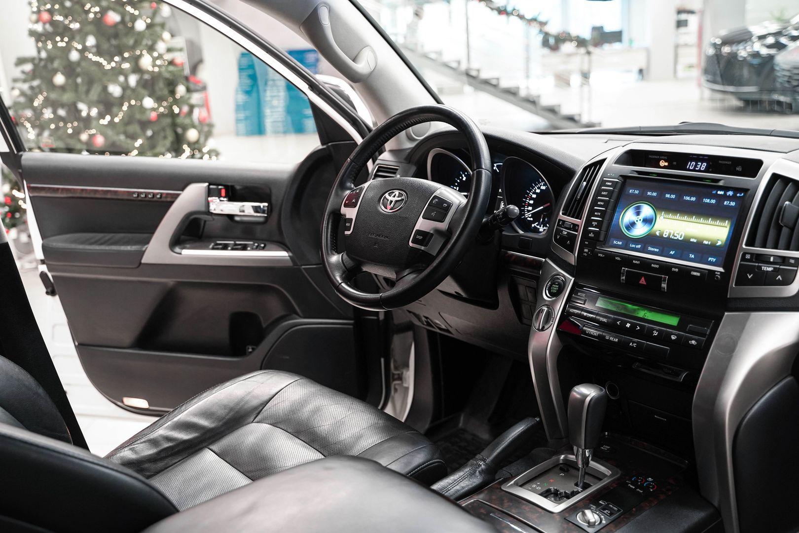 Toyota Land Cruiser 2014, белый, ДЦ Орехово
