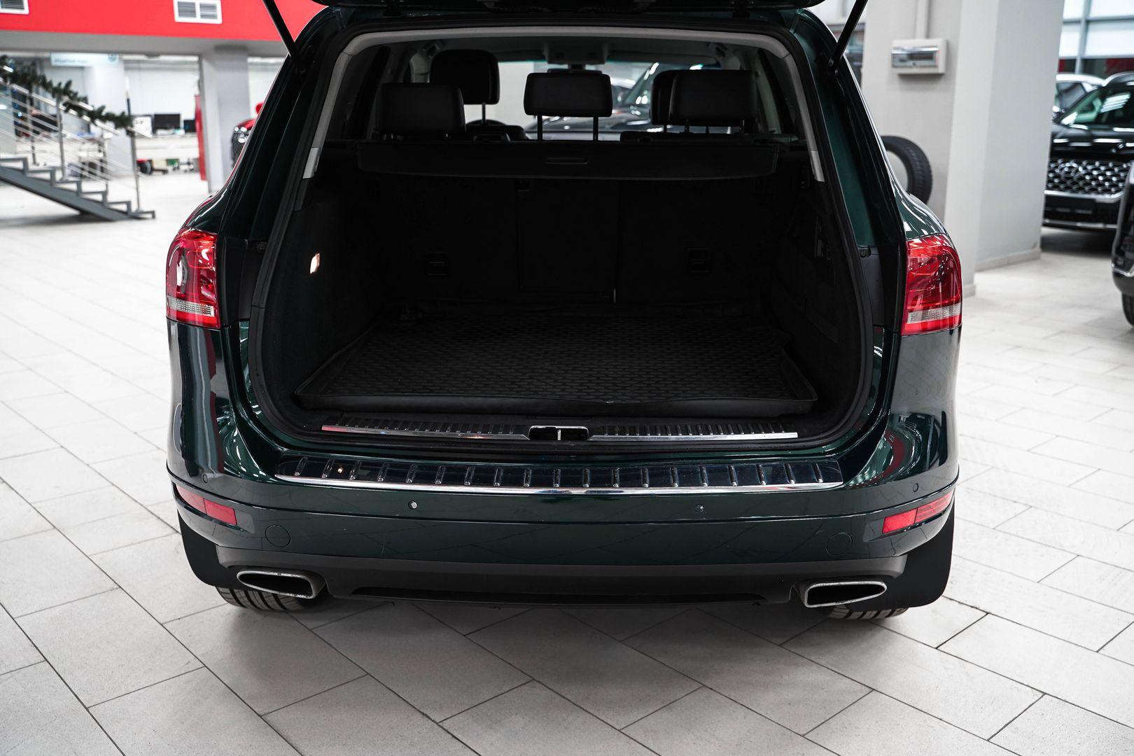 Volkswagen Touareg 2011, зеленый, ДЦ Орехово