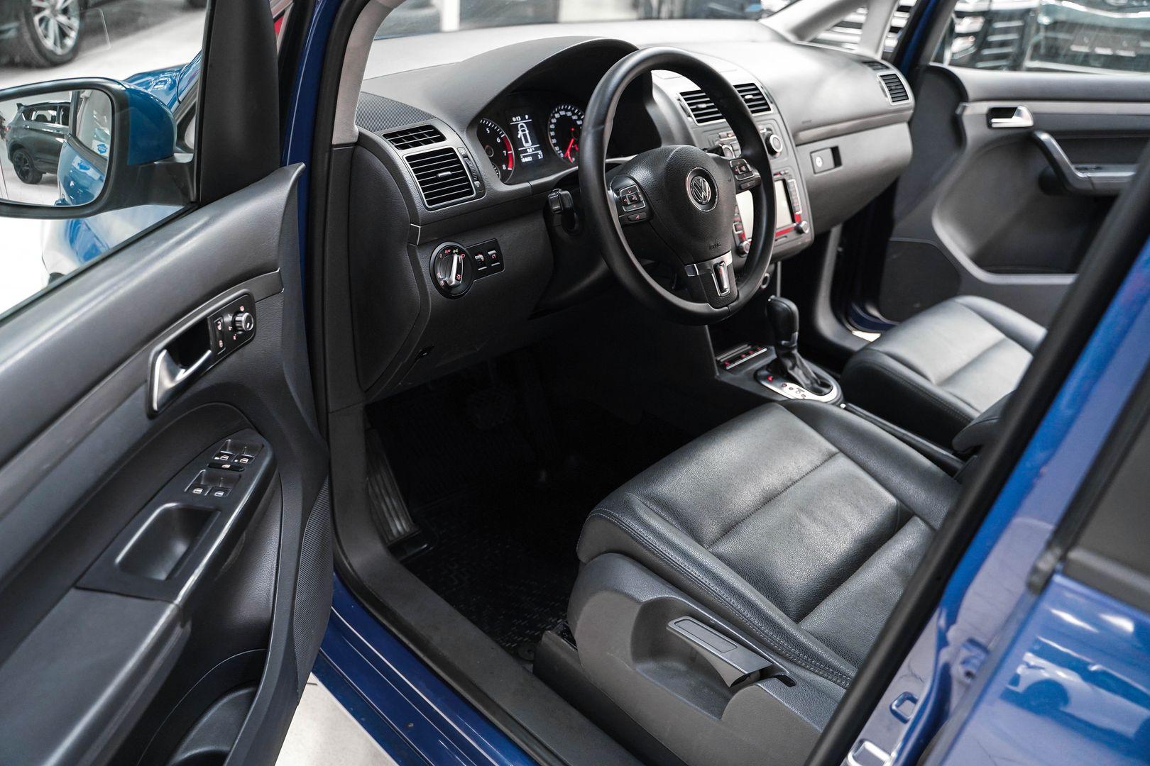 Volkswagen Touran 2011, синий, ДЦ Орехово