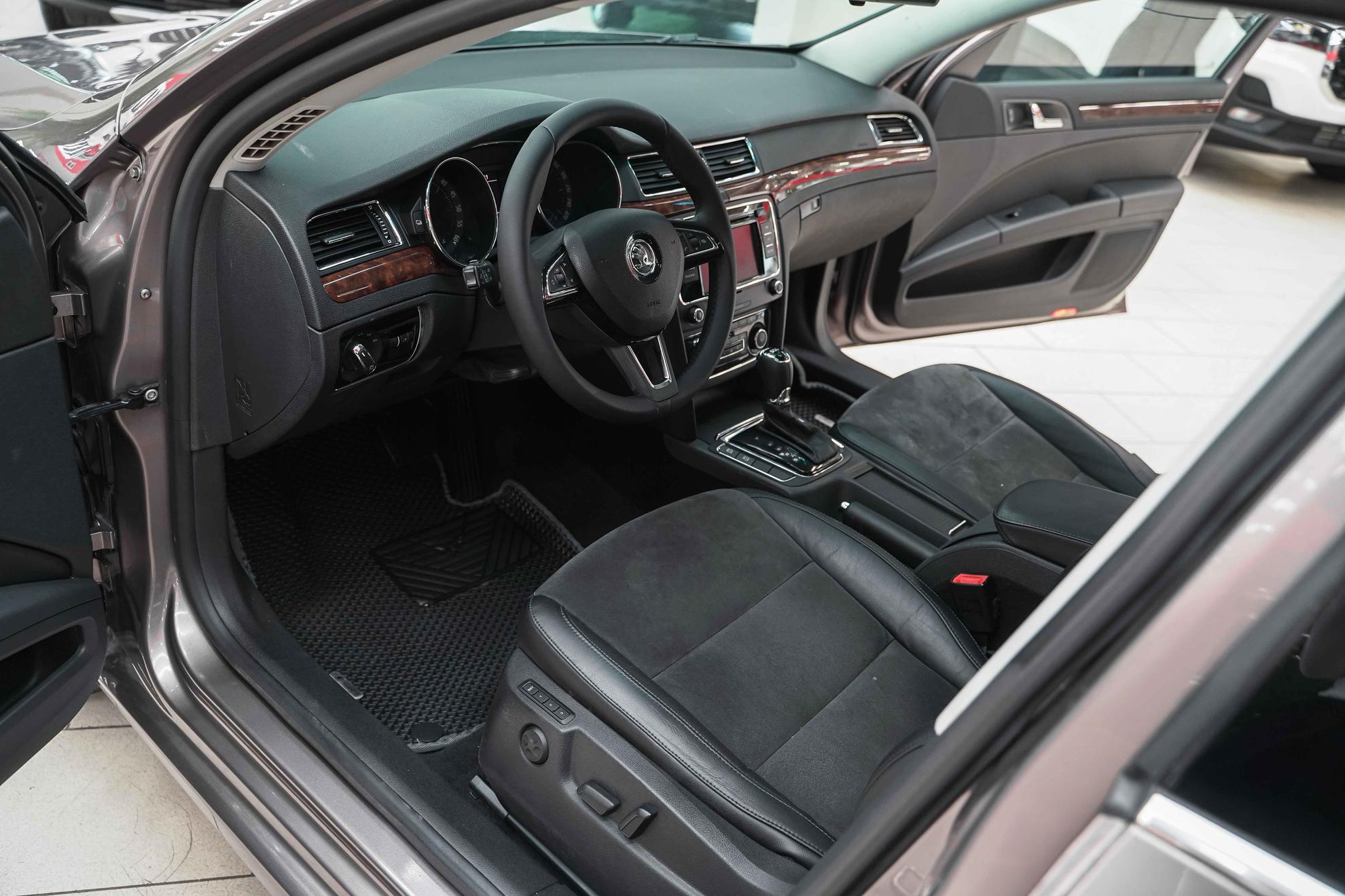 Skoda Superb 2014, бежевый, ДЦ Орехово