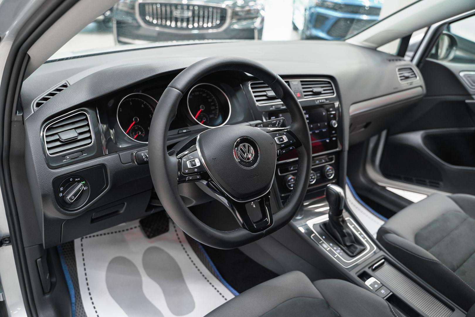 Volkswagen Golf 2019, серый, ДЦ Орехово