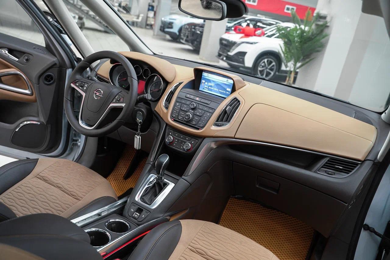 Opel Zafira 2013, белый, ДЦ Орехово