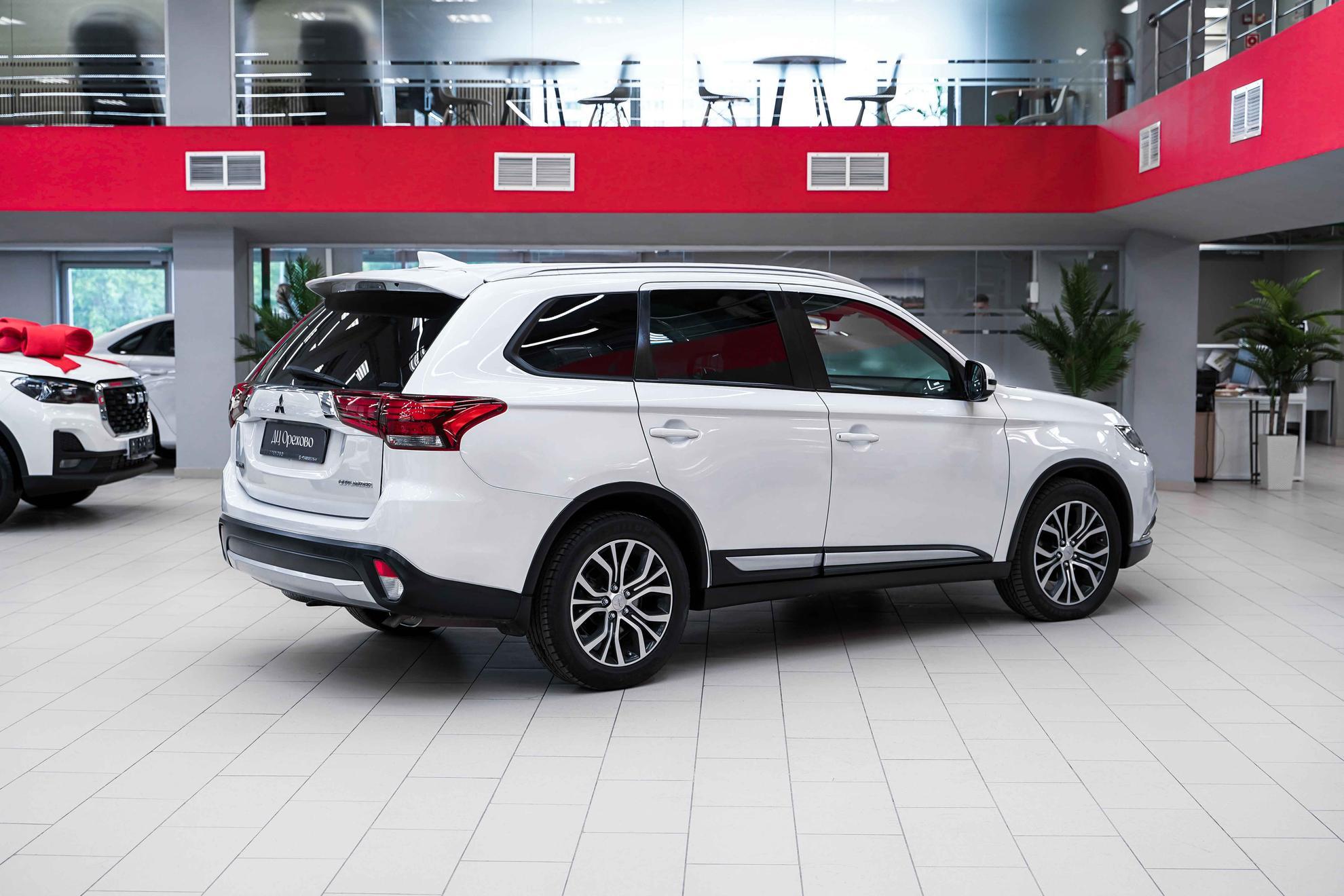 Mitsubishi Outlander 2017, белый, ДЦ Орехово