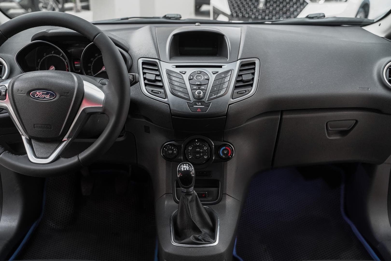 Ford Fiesta 2015, серебряный, ДЦ Орехово