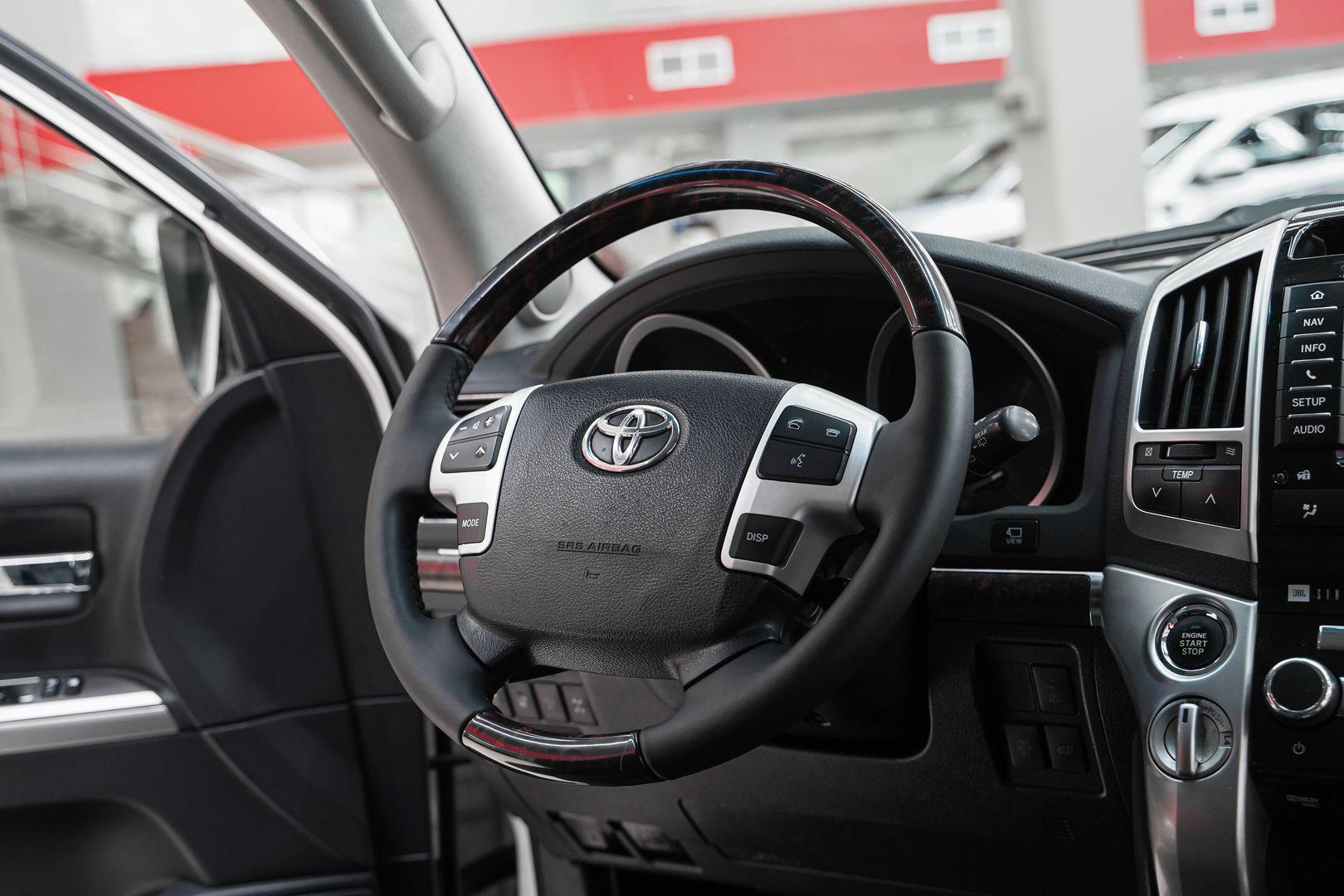 Toyota Land Cruiser 2012, белый, ДЦ Орехово