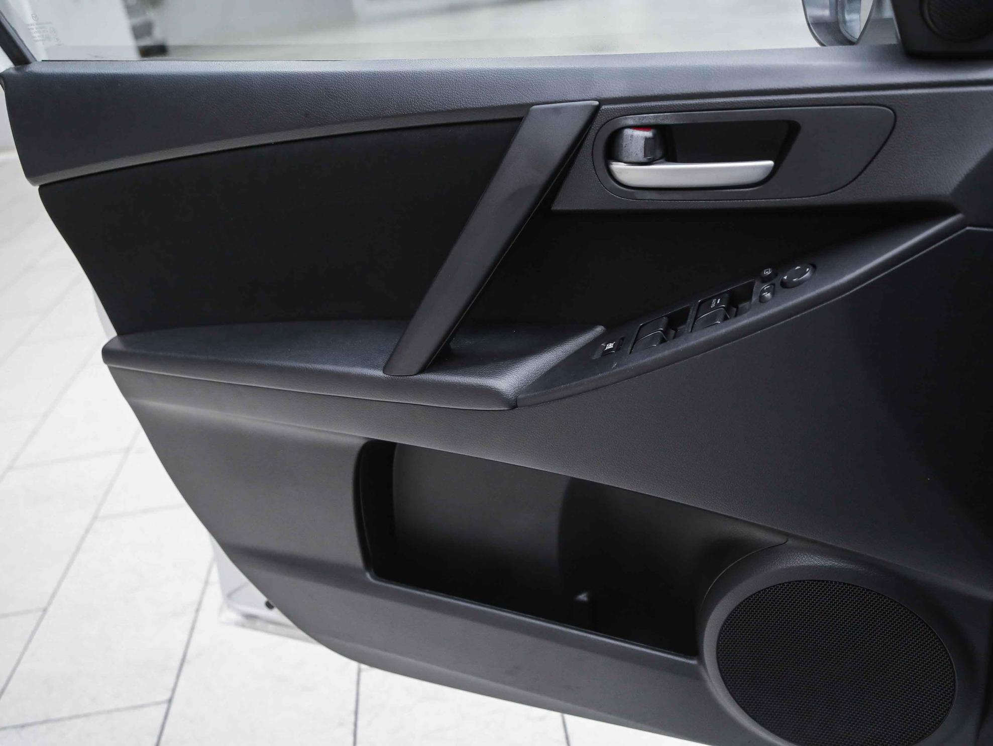 Mazda 3 2010, белый, ДЦ Орехово