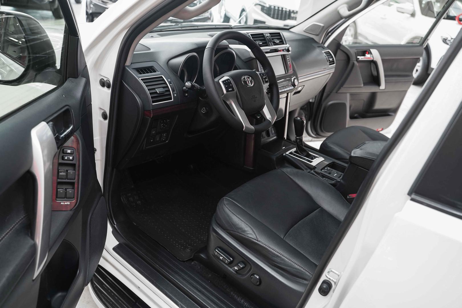 Toyota Land Cruiser Prado 2013, белый, ДЦ Орехово
