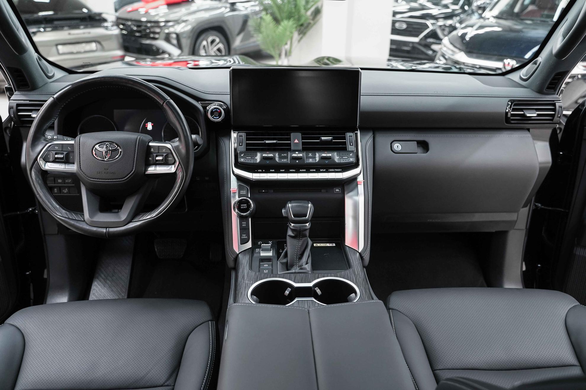 Toyota Land Cruiser 2023, черный, ДЦ Орехово