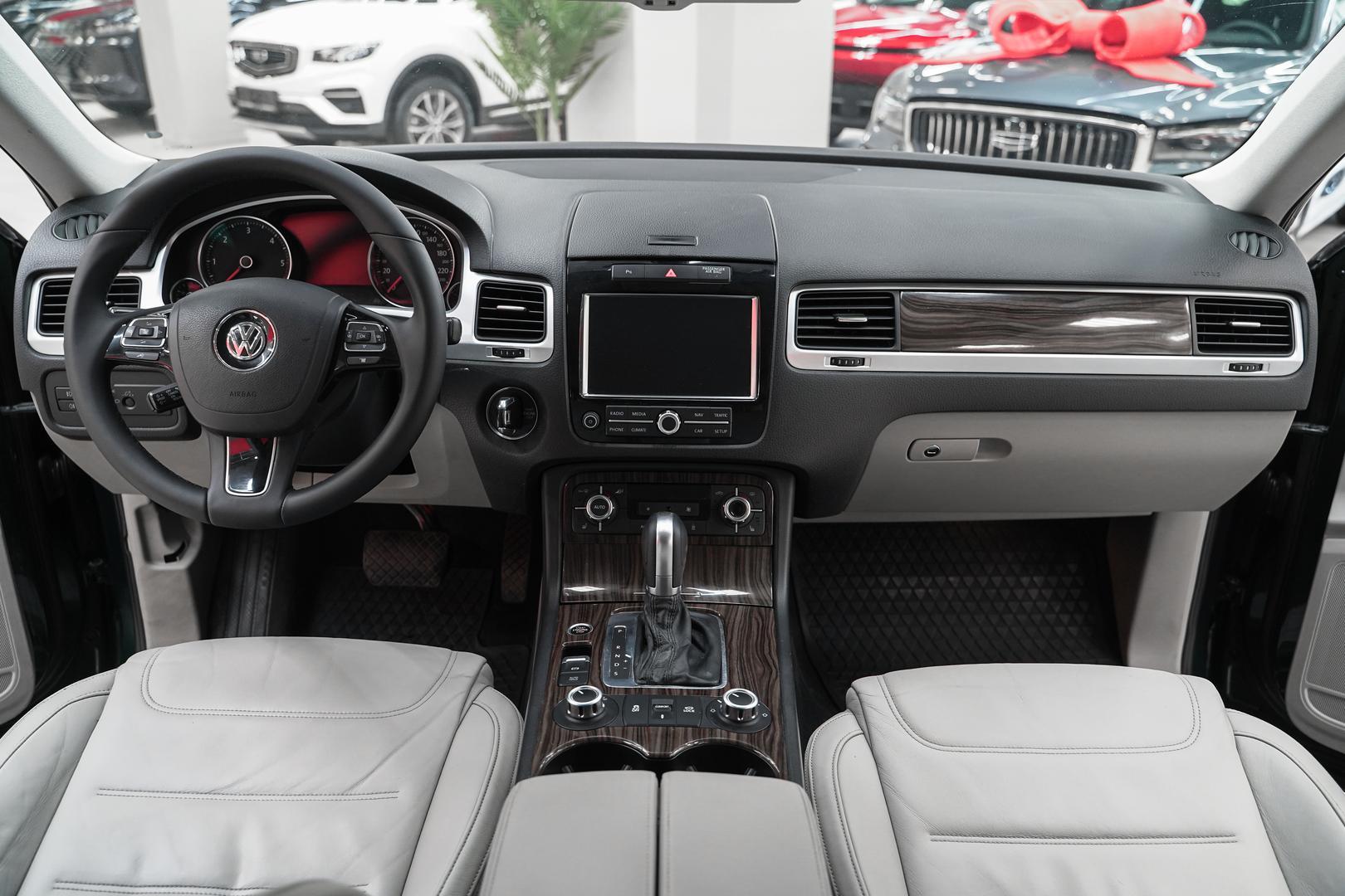 Volkswagen Touareg 2011, зеленый, ДЦ Орехово