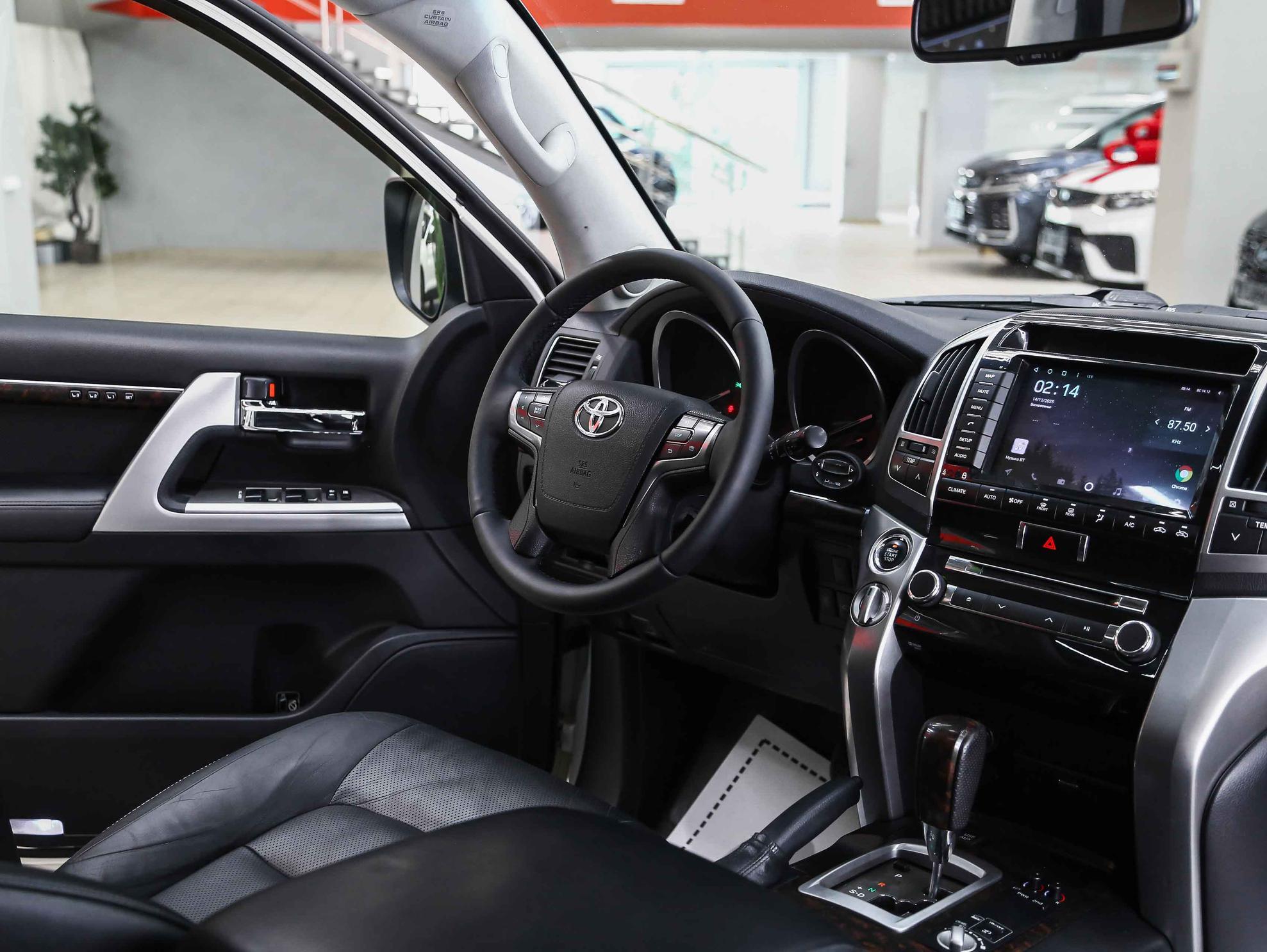 Toyota Land Cruiser 2013, белый, ДЦ Орехово