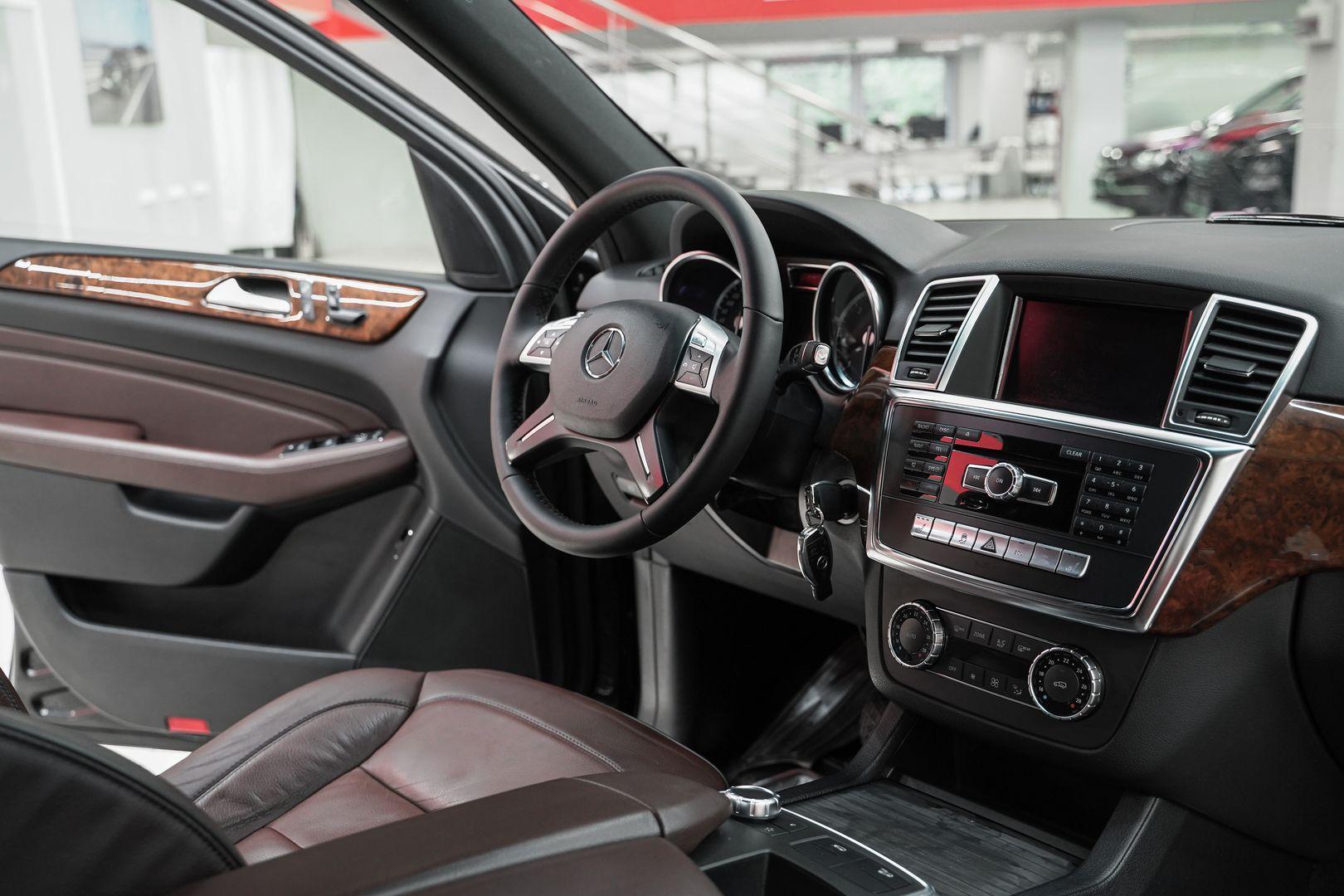 Mercedes-Benz M-Класс 2012, черный, ДЦ Орехово