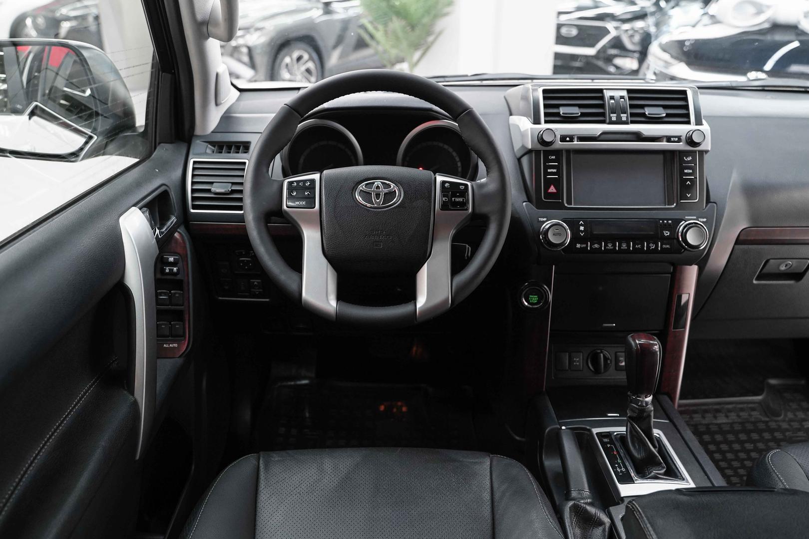 Toyota Land Cruiser Prado 2013, белый, ДЦ Орехово