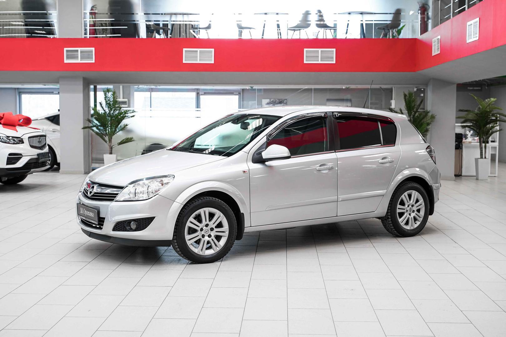 Opel Astra 2011, серебряный, ДЦ Орехово