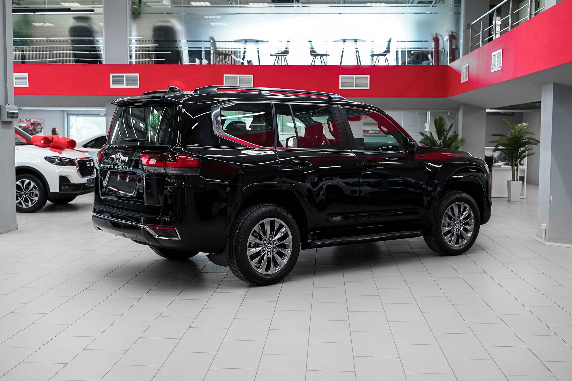 Toyota Land Cruiser 2026, черный, ДЦ Орехово