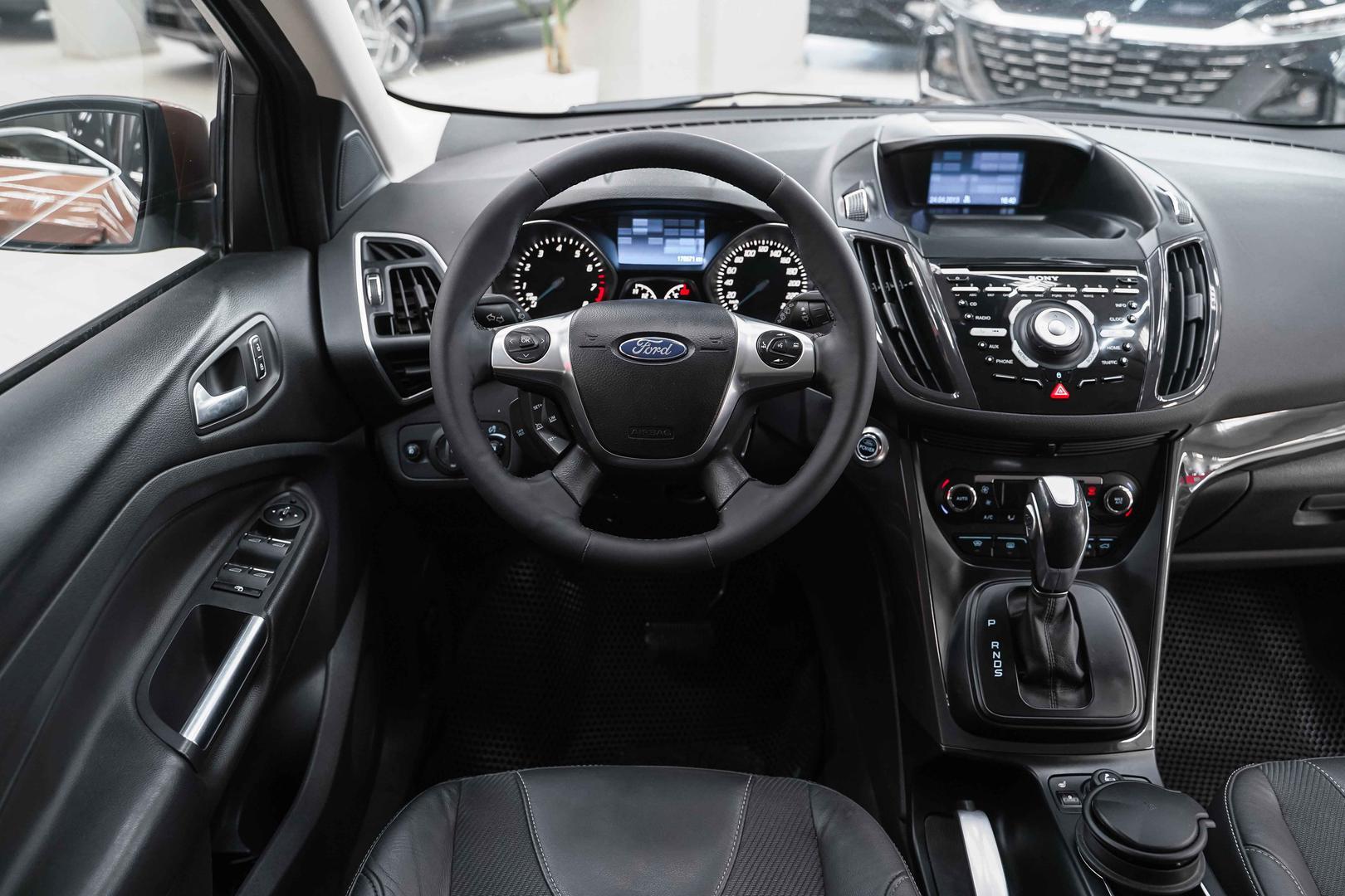 Ford Kuga 2013, золотой, ДЦ Орехово