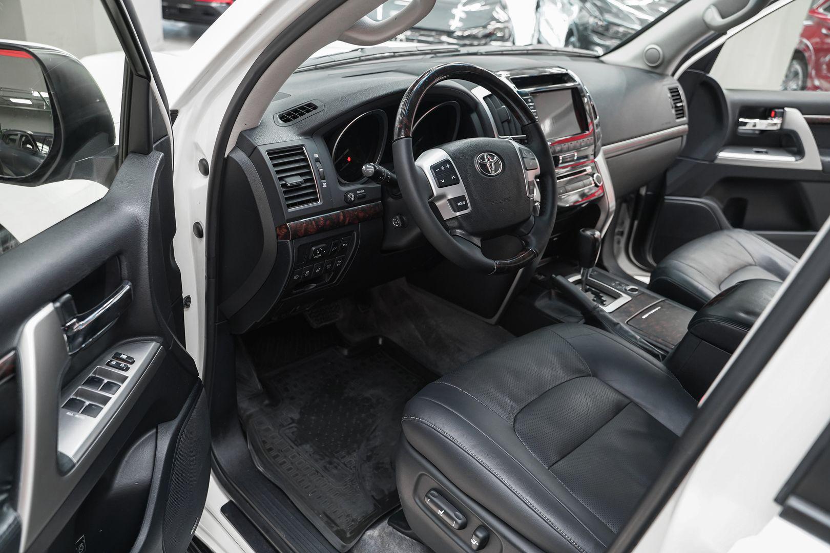 Toyota Land Cruiser 2012, белый, ДЦ Орехово