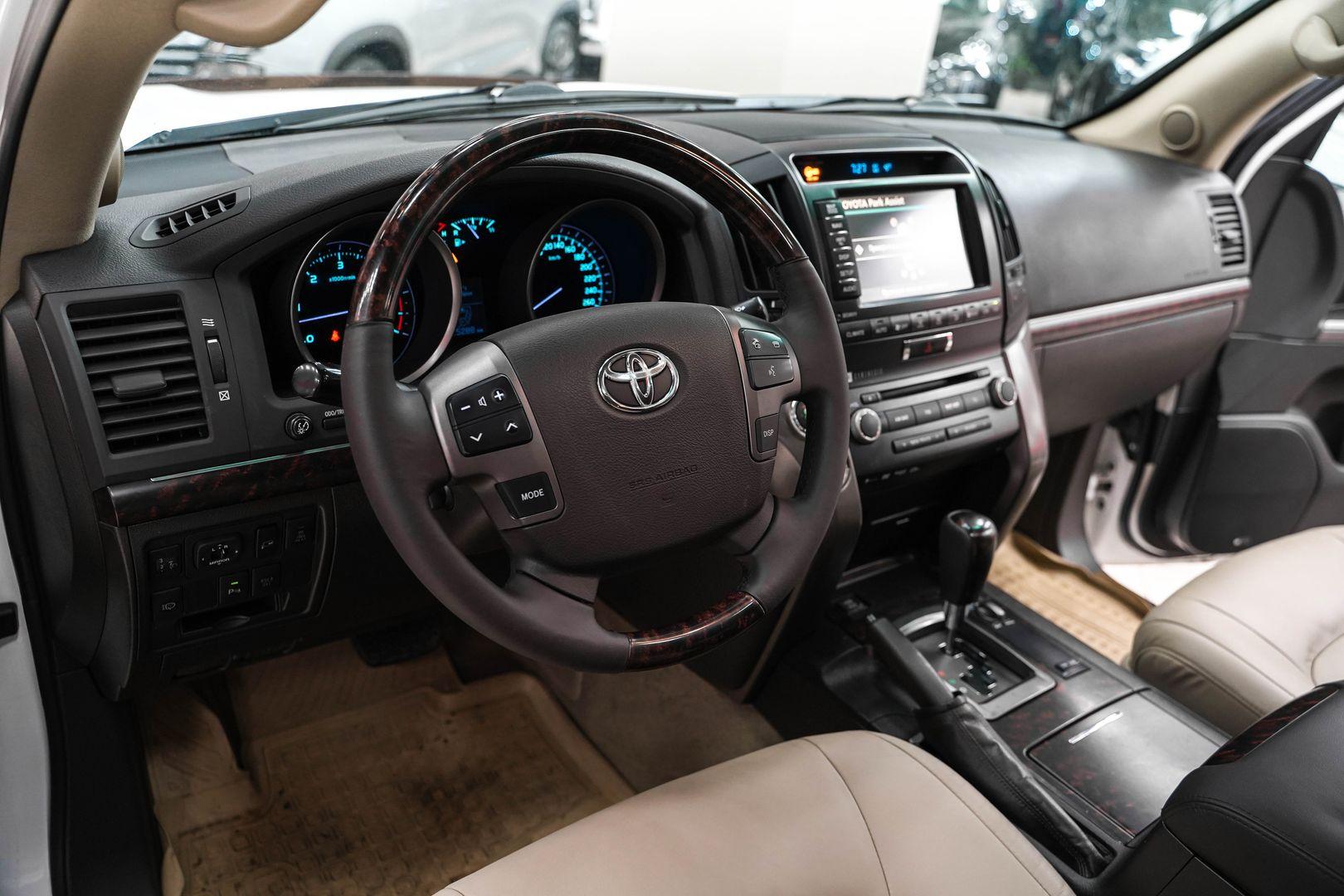 Toyota Land Cruiser 2011, белый, ДЦ Орехово