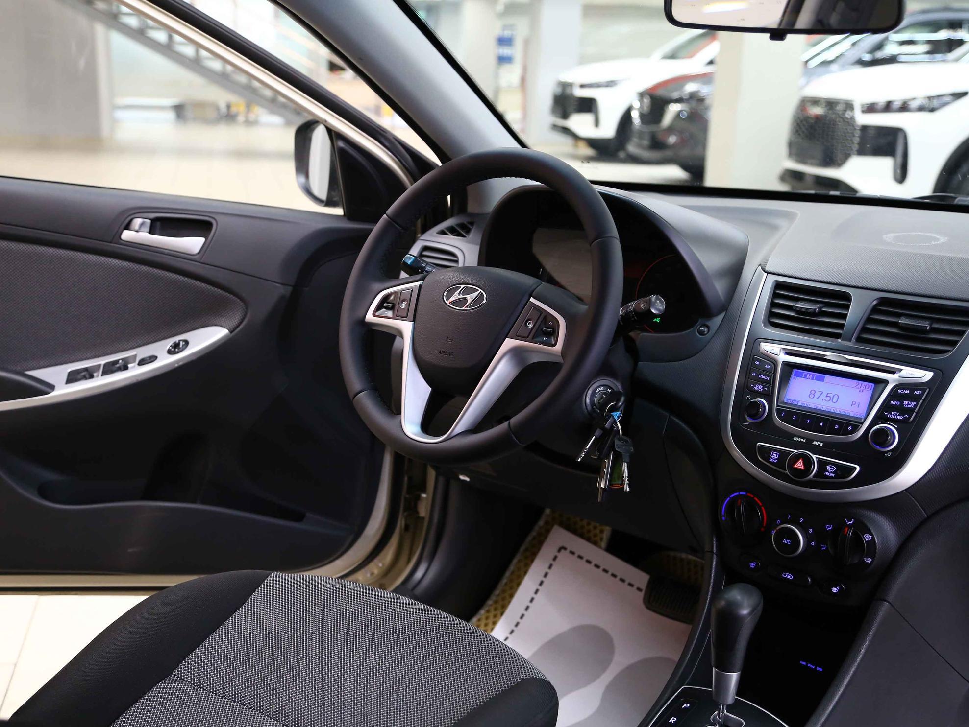 Hyundai Solaris 2013, бежевый, ДЦ Орехово