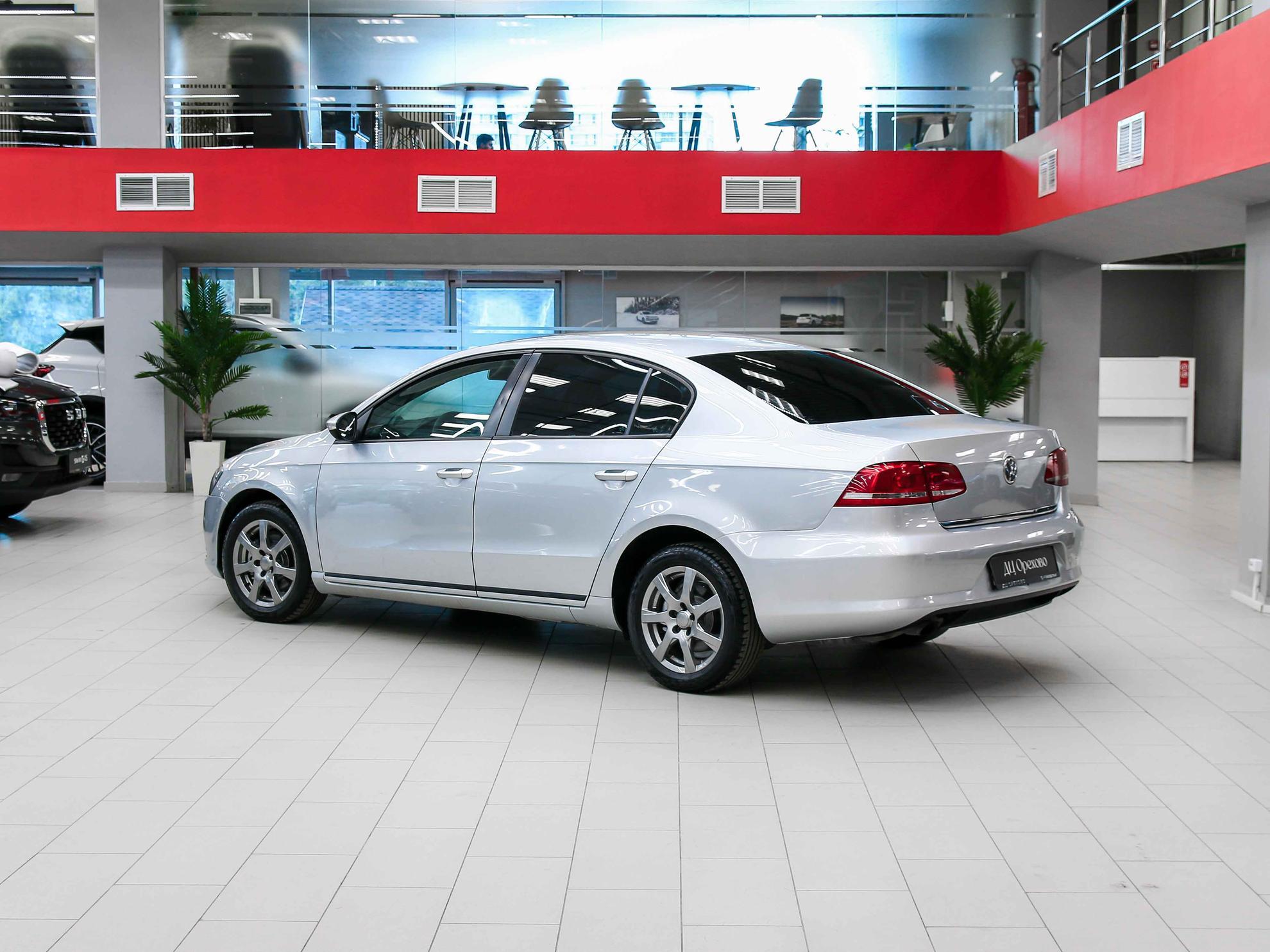 Volkswagen Passat 2011, серебряный, ДЦ Орехово