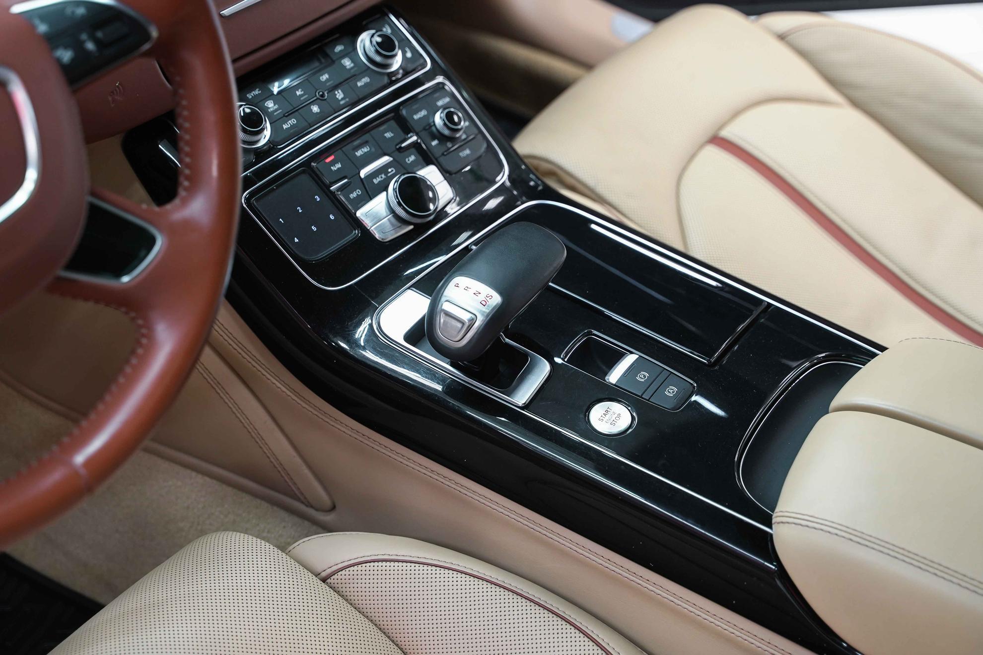 Audi A8 2012, черный, ДЦ Орехово