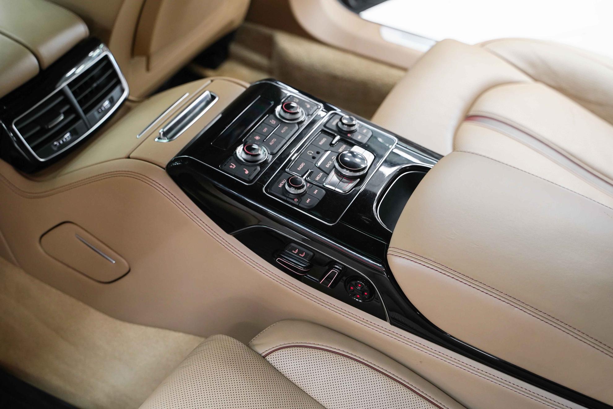 Audi A8 2012, черный, ДЦ Орехово