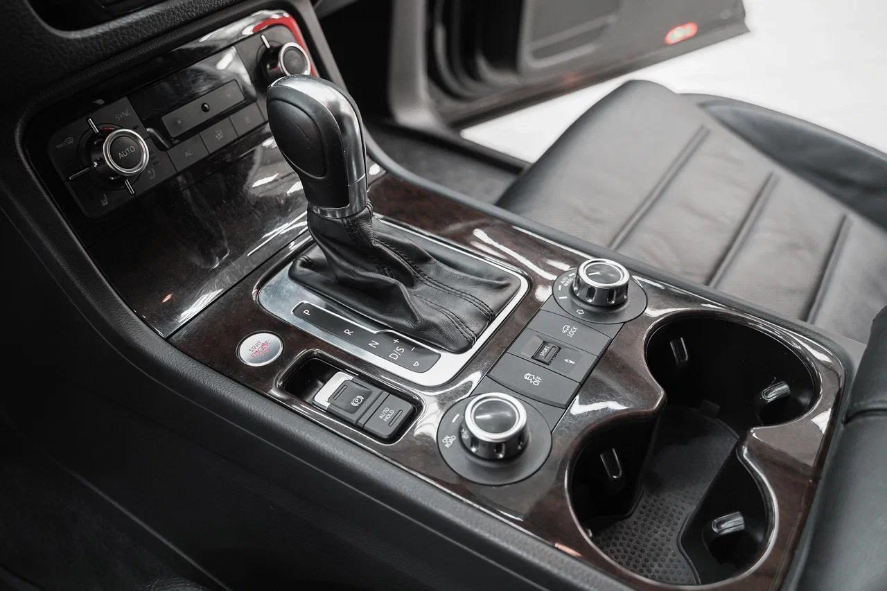 Volkswagen Touareg 2013, черный, ДЦ Орехово