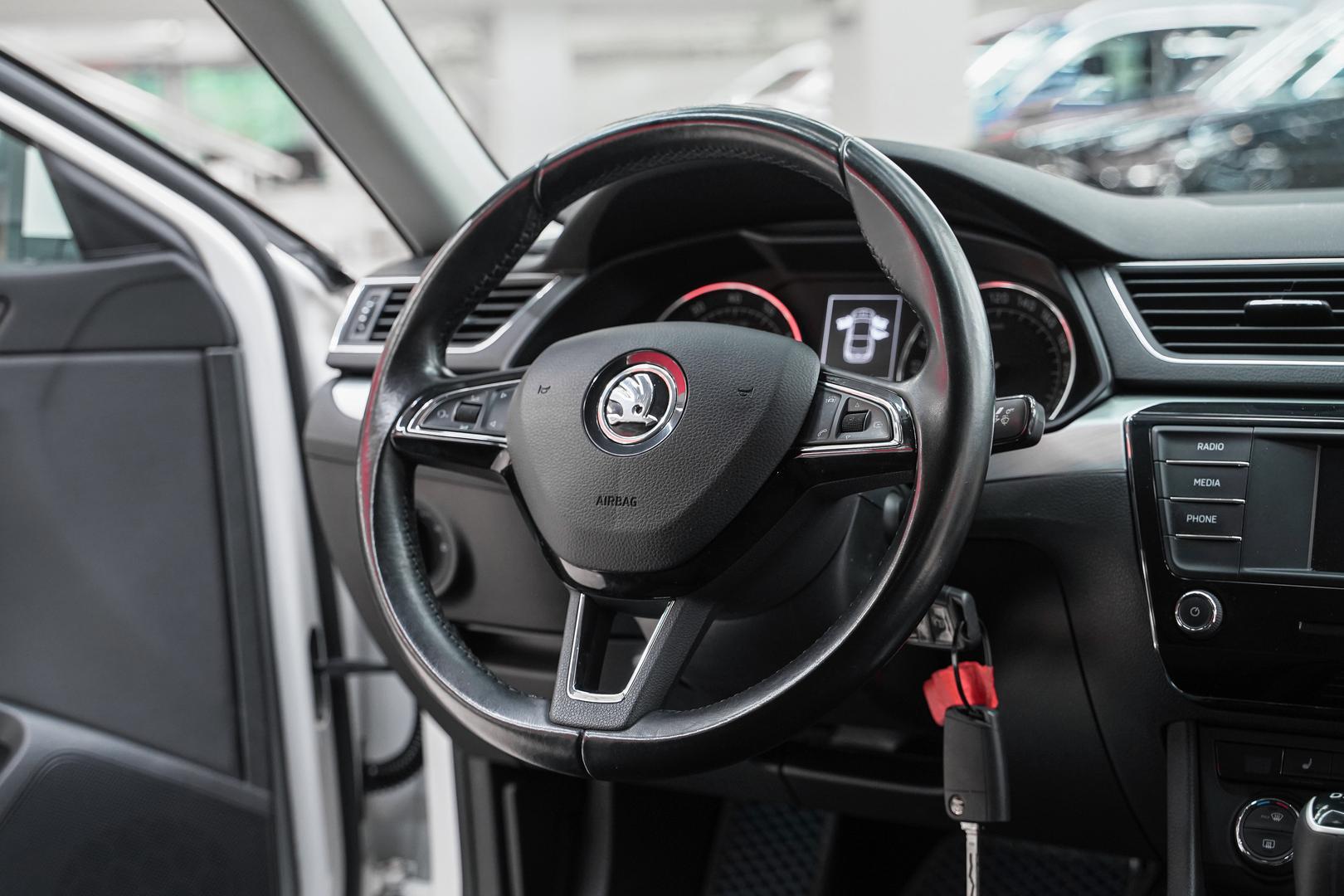 Skoda Superb 2016, белый, ДЦ Орехово