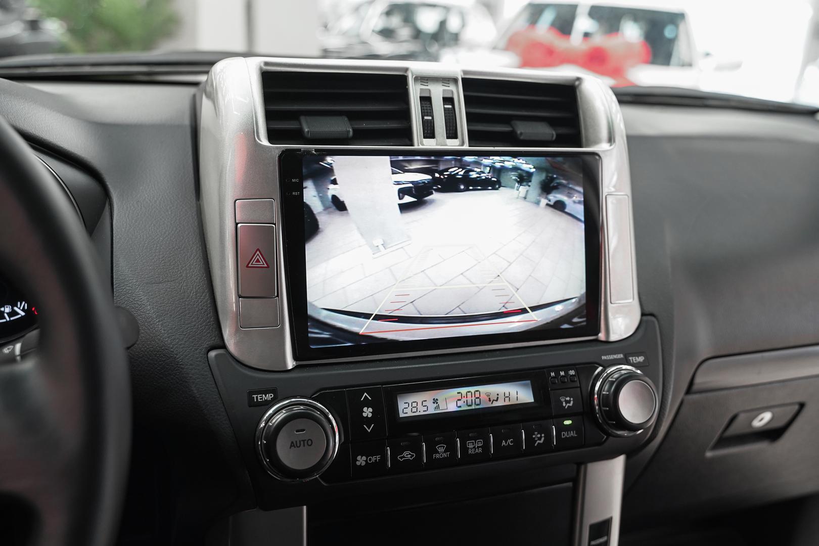 Toyota Land Cruiser Prado 2012, белый, ДЦ Орехово