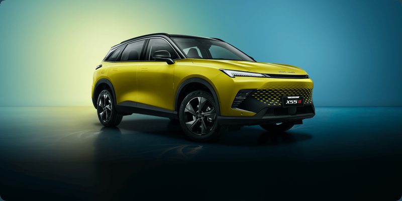 BAIC X55, жёлтый цвет кузова, вид спереди сбоку