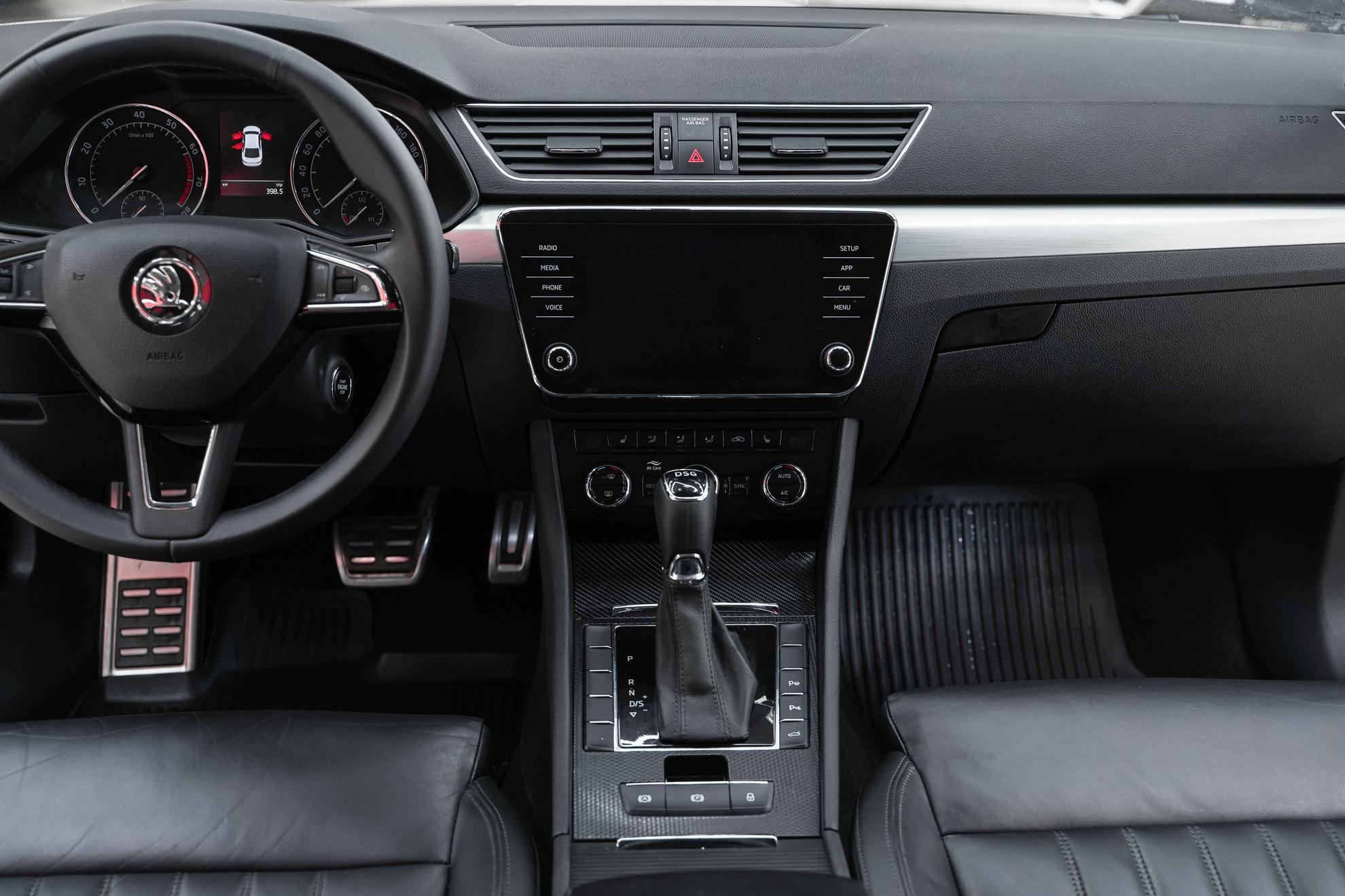 Skoda Superb 2018, белый, ДЦ Орехово