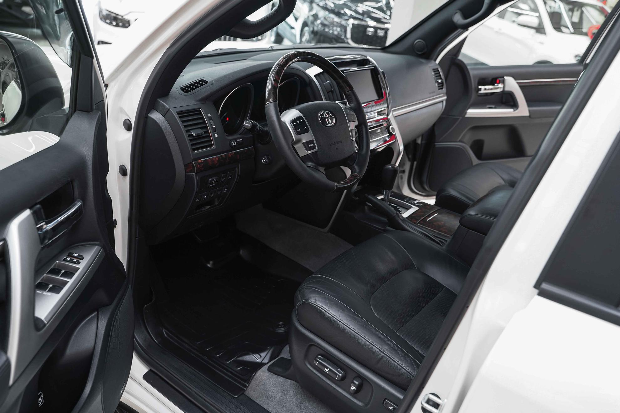 Toyota Land Cruiser 2014, белый, ДЦ Орехово