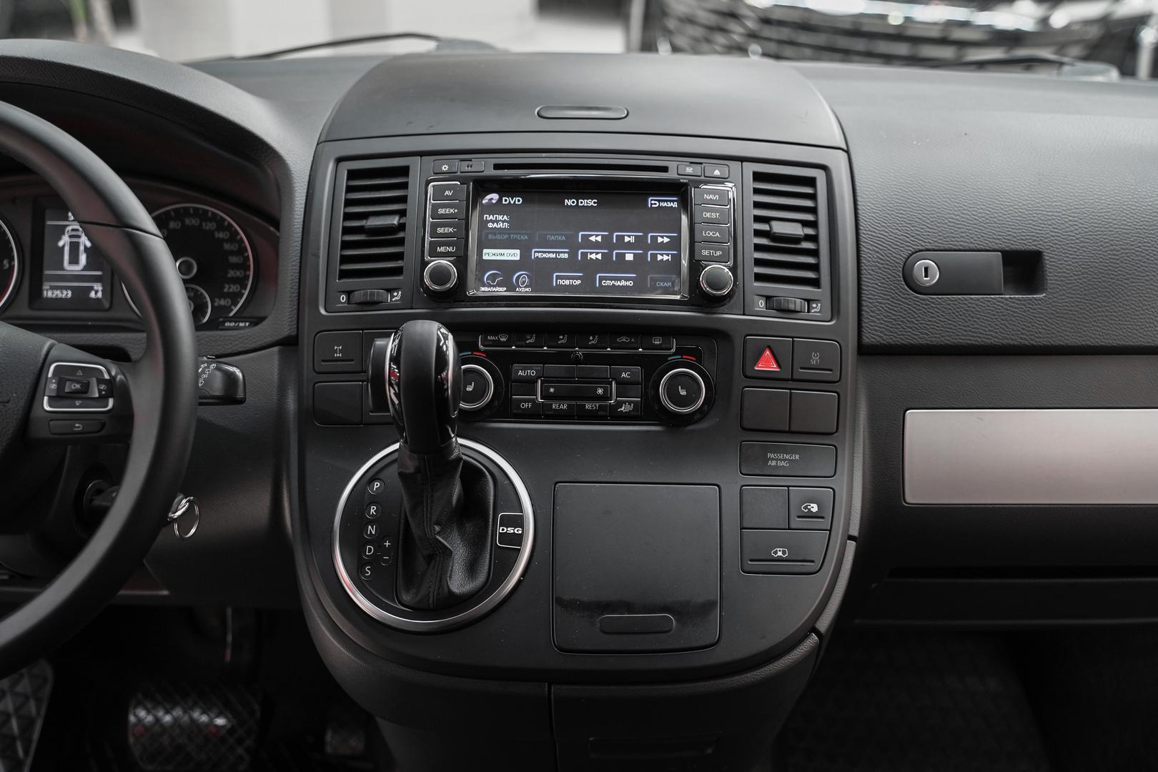 Volkswagen Multivan 2011, белый, ДЦ Орехово