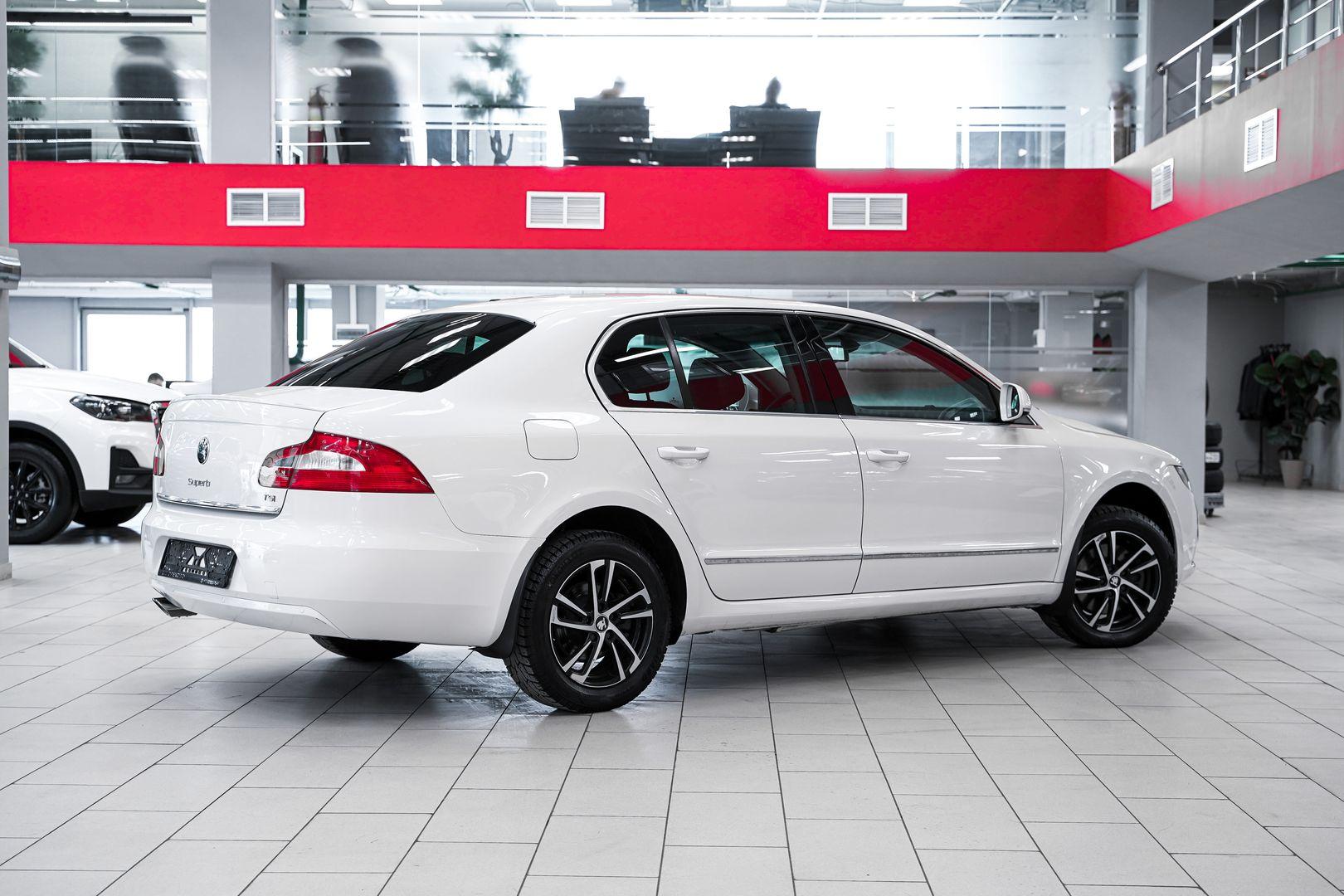 Skoda Superb 2011, белый, ДЦ Орехово